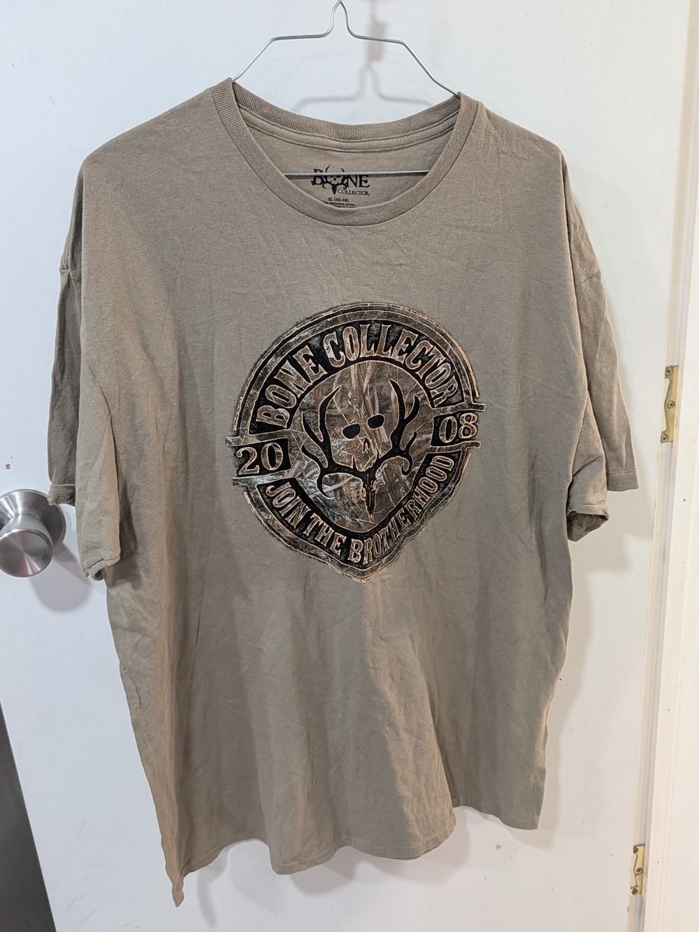 Bone Collector Men's Graphic T-Shirt in Taupe